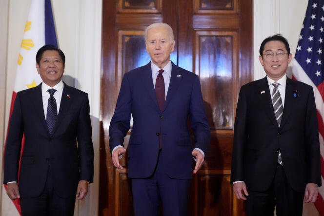 El presidente estadounidense Joe Biden (centro) con el presidente filipino Ferdinand Marcos Jr. (izquierda) y el primer ministro japonés Fumio Kishida en la Casa Blanca en Washington el 11 de abril de 2024.