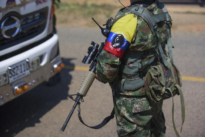 Les guérilleros des FARC-EMC tiennent un barrage routier à Corinto, en Colombie, le 12 avril 2024.
