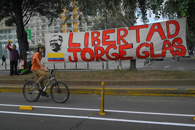 Un partisan de l'ancien vice-président équatorien Jorge Glas manifeste devant la Cour nationale de justice lors de l'audience en habeas corpus à Quito, le 12 avril 2024.