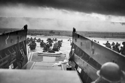 Le photographe Robert Sargent débarque aux côtés des troupes américaines sur la plage d’Omaha Beach, en Normandie, le 6 juin 1944, 