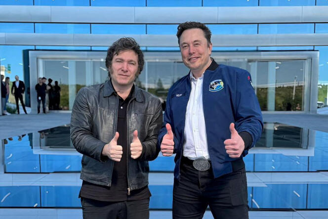 Le président argentin, Javier Milei, pose à côté du PDG de Tesla et propriétaire de X, Elon Musk, à la gigafactory Tesla, à Austin, Texas, le 12 avril 2024.