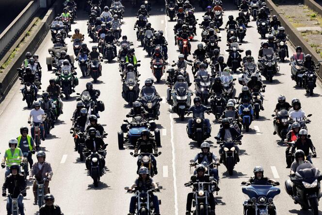 Rassemblement de motards pour protester contre la mise en place ces contrôles techniques pour les véhicules de catégorie L, à Paris, le 13 avril 2024. 