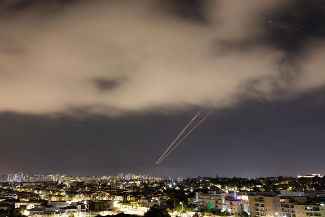 Des missiles sont interceptés dans le ciel au-dessus d’Israël, dans la nuit du samedi 13 au dimanche 14 avril.