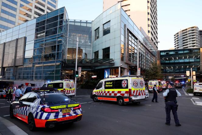 La police boucle le centre commercial Westfield Bondi Junction après une attaque au couteau à Sydney, en Australie, le 13 avril 2024.