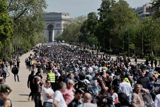 Emmanuel Macron Des motards rassemblés avenue Foch manifestent contre l’instauration du contrôle technique pour les deux-roues motorisés, à Paris, le 13 avril 2024.