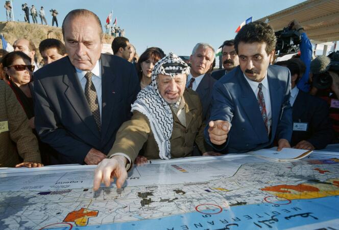 L’ex-dirigeant palestinien Yasser Arafat (au centre), avec l’ancien président français Jacques Chirac (à gauche), devant des plans du premier port palestinien, dans la ville de Gaza, le 23 octobre 1996.