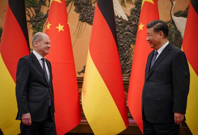Le président chinois Xi Jinping accueille le chancelier allemand Olaf Scholz dans la Grande Salle de Pékin le 4 novembre 2022.