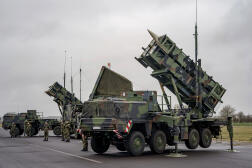 Des systèmes de missiles antiaériens Patriot des forces allemandes, à l’aéroport militaire de Schwesing, en Allemagne, le 17 mars 2022.