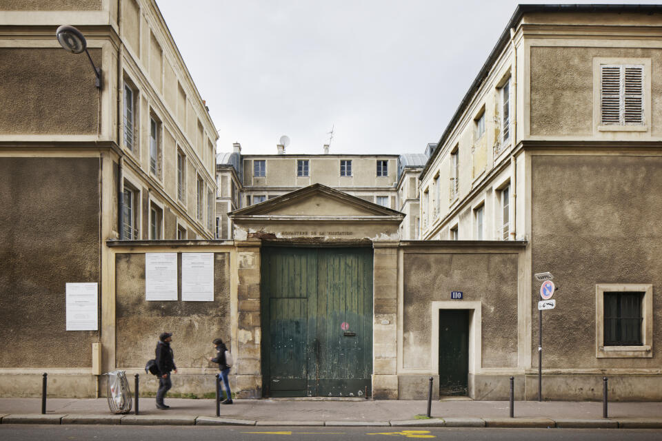 A l'entrée du Monastère de la Visitation, dans le 6ème arrondissement de Paris (75), le 12/02/2024. Camille Gharbi pour Le Monde.