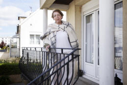 Carole Le Floch, conseillère technique à l’Institut régional du travail social à Paris après avoir connu la rue et la grande précarité, chez elle à Chartres (28) le 09 avril 2024