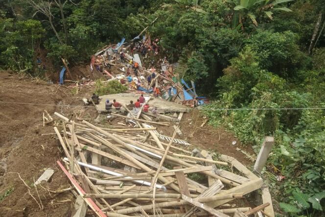 Cette image d’un glissement de terrain dans un village de la région de Tana Toraja a été transmis à l’Agence France-Presse par les services de secours indonésiens, dimanche 14 avril.