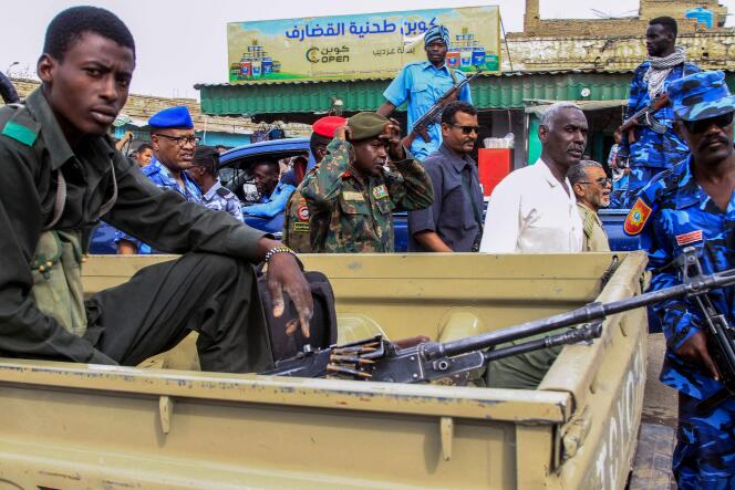 Las fuerzas de seguridad sudanesas patrullan un distrito comercial en la ciudad de Gedaref, en el este de Sudán, el 3 de abril de 2024. 