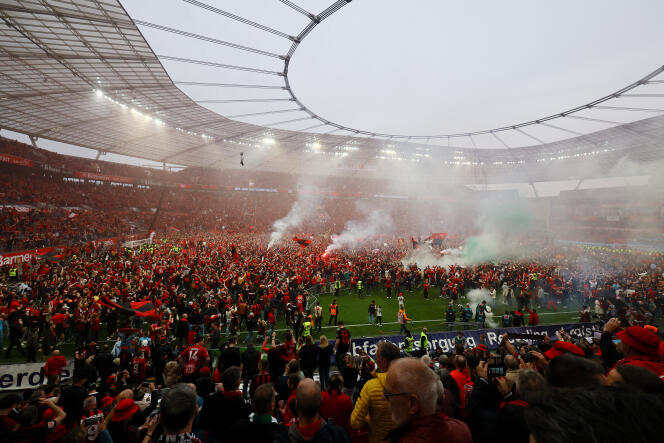 Les supporters de Leverkusen envahissent le terrain après la victoire contre le Werder Brême, en Bundesliga, à la BayArena, le 14 avril 2024.