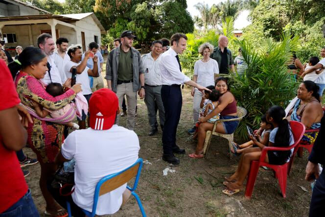 Emmanuel Macron en visite en Guyane, dans le village de Camopi, le 25 mars 2024.