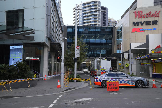 Une photographie prise le dimanche 14 avril aux abords du centre commercial ou six personnes ont été tuées, samedi, à Sydney, en Australie.