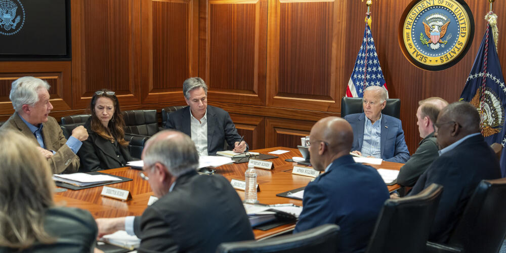 Photo officielle de Joe Biden et son cabinet de sécurité nationale, dans la « situation room » de la Maison Blanche, à Washington, après l’attaque de l’Iran contre Israël, le 13 avril 2024.
