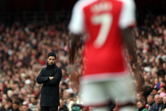 En arrière-plan, l’entraîneur espagnol d’Arsenal, Mikel Arteta, a le regard en direction de l’ailier anglais Bukayo Saka lors de la défaite de son équipe (0-2) face à Aston Villa, dimanche 14 avril, à l’Emirates Stadium, à Londres. 