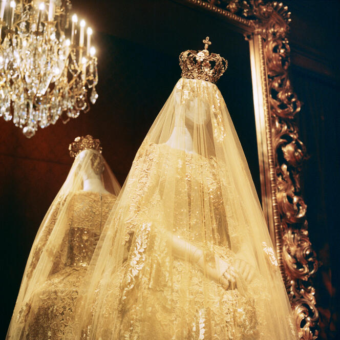 Vestido de Dolce & Gabbana inspirado en la Madonnina, la Virgen dorada que se encuentra en la aguja más alta del Duomo de Milán.