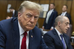Donald Trump assiste à la sélection du jury au premier jour de son procès, à la cour criminelle de Manhattan, à New York, le 15 avril 2024.