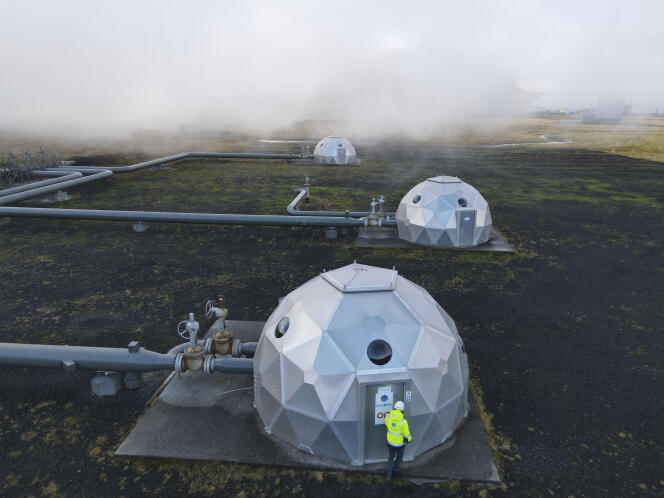 Les dômes de Carbfix, une usine de captage et de stockage du dioxyde de carbone dans l'air, près de Reykjavik, le 11 octobre 2021.
