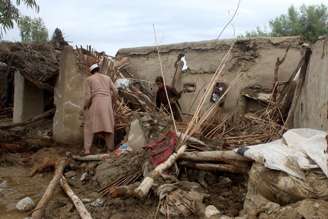 Des personnes enlèvent les débris d’une maison endommagée par les inondations, dans le village de Guldag (province de Nangarhar), en Afghanistan, le 15 avril 2024.