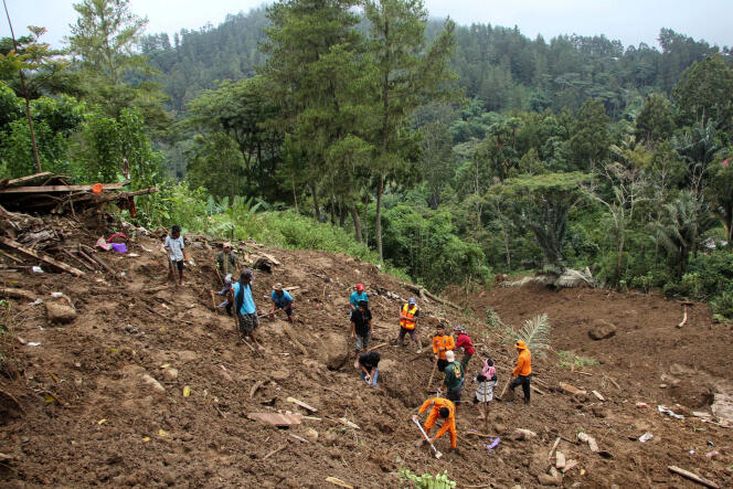 Los rescatistas finalizaron su búsqueda después del deslizamiento de tierra en dos aldeas del distrito de Tana Toraja el sábado 13 de abril.