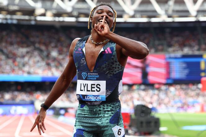 Noah Lyles célèbre sa victoire sur 200 mètres lors du meeting la Ligue de diamant d’athlétisme de Londres, le 23 juillet 2023.