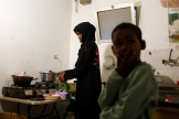 Une famille soudanaise ayant fui la guerre entre l’armée soudanaise et les paramilitaires, dans leur domicile, au Caire, le 8 avril 2024.