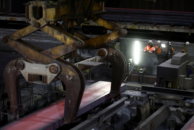 Dans l'aciérie ArcelorMittal de Dunkerque (Nord), le 16 janvier 2023. Cette aciérie est l'une des trois entreprises ayant signé un accord tarifaire spécifique à long terme avec EDF et dont le nom a été rendu public.