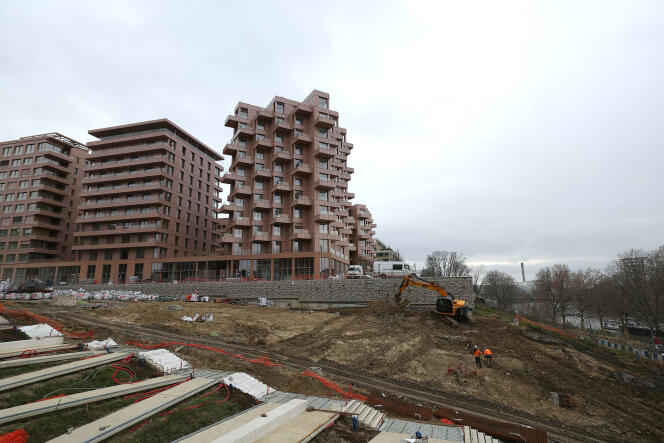 Lors de la construction du village olympique, à Saint-Denis (Seine-Saint-Denis), en décembre 2023. 