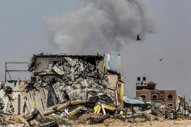 Una columna de humo se eleva en la parte oriental del campamento de Maghazi en el centro de la Franja de Gaza, el 15 de abril de 2024.