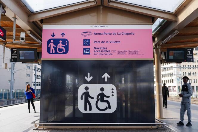 Un panneau d'indication en vue des Jeux olympiques et paralympiques de Paris 2024, à la gare RER Rosa-Parks, dans le 19e arrondissement, le 20 mars 2024.