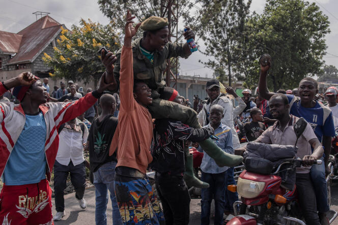 Un soldado congoleño es transportado por manifestantes reunidos para denunciar el silencio de la comunidad internacional ante la crisis en el este de la República Democrática del Congo y mostrar su apoyo al ejército congoleño y a la milicia Wazalendo, en Goma, el 19 de febrero de 2024.