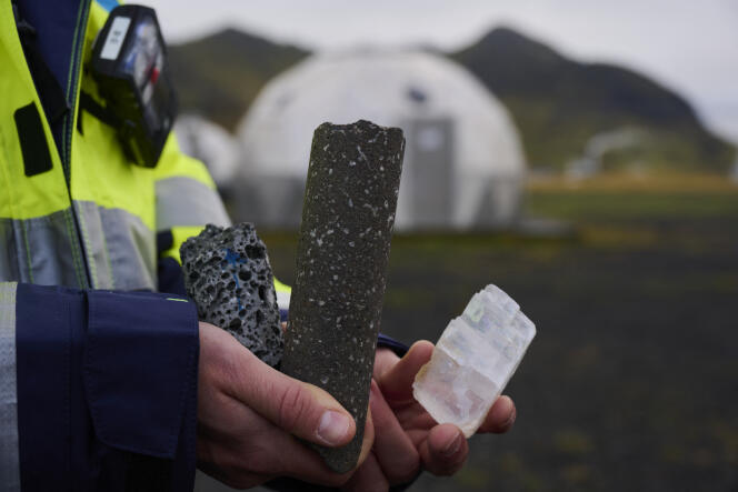 Le responsable de l'ingénierie des réservoirs de l'usine Carbfix de la centrale électrique de Hellisheidi montre une roche aux pores non remplis (au centre), une roche basaltique où le CO2 est minéralisé (à gauche) et une roche calcite, un minéral carbonaté avec du calcium et du CO2.  Près de Reykjavik, le 11 octobre 2021. 