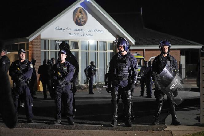 Guardias de seguridad hacen guardia frente a la Iglesia Ortodoxa Asiria en Sydney, Australia, el 15 de abril de 2024.