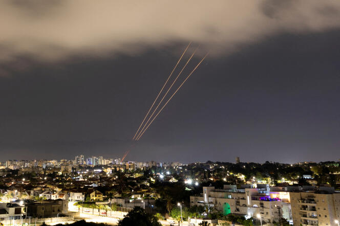 Un système antimissile en marche après que l’Iran a lancé des drones et des missiles vers Israël, à Ashkelon, en Israël, le 14 avril 2024. 