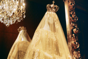 Robe Dolce & Gabbana inspirée de la Madonnina, la Vierge dorée qui est placée sur la plus haute flèche du Dôme de Milan.