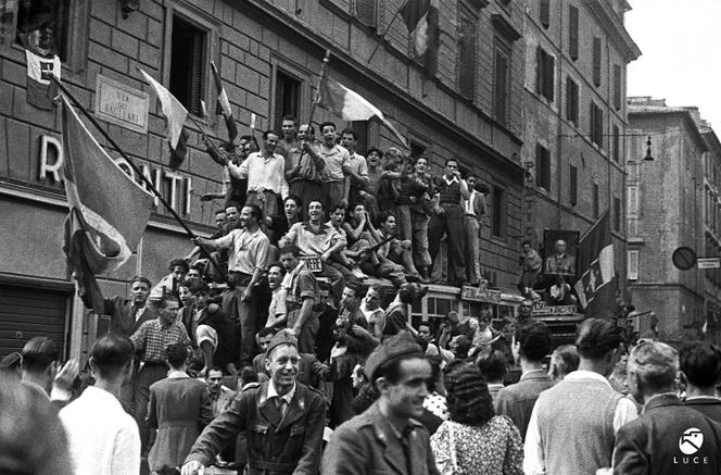 Romains en liesse au lendemain de la chute de Mussolini, le 26 juillet 1943, peu avant l’entrée des Allemands dans la ville.