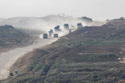 Des véhicules de l’armée israélienne circulant le long de la frontière avec la bande de Gaza, le 16 avril 2024.