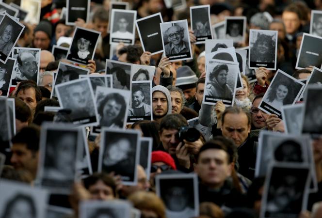 Le 18 juillet 2016, à Buenos Aires, en Argentine, les familles des victimes ont commémoré le 22ᵉ anniversaire de l’attentat contre le centre juif AMIA, qui avait fait 85 morts.