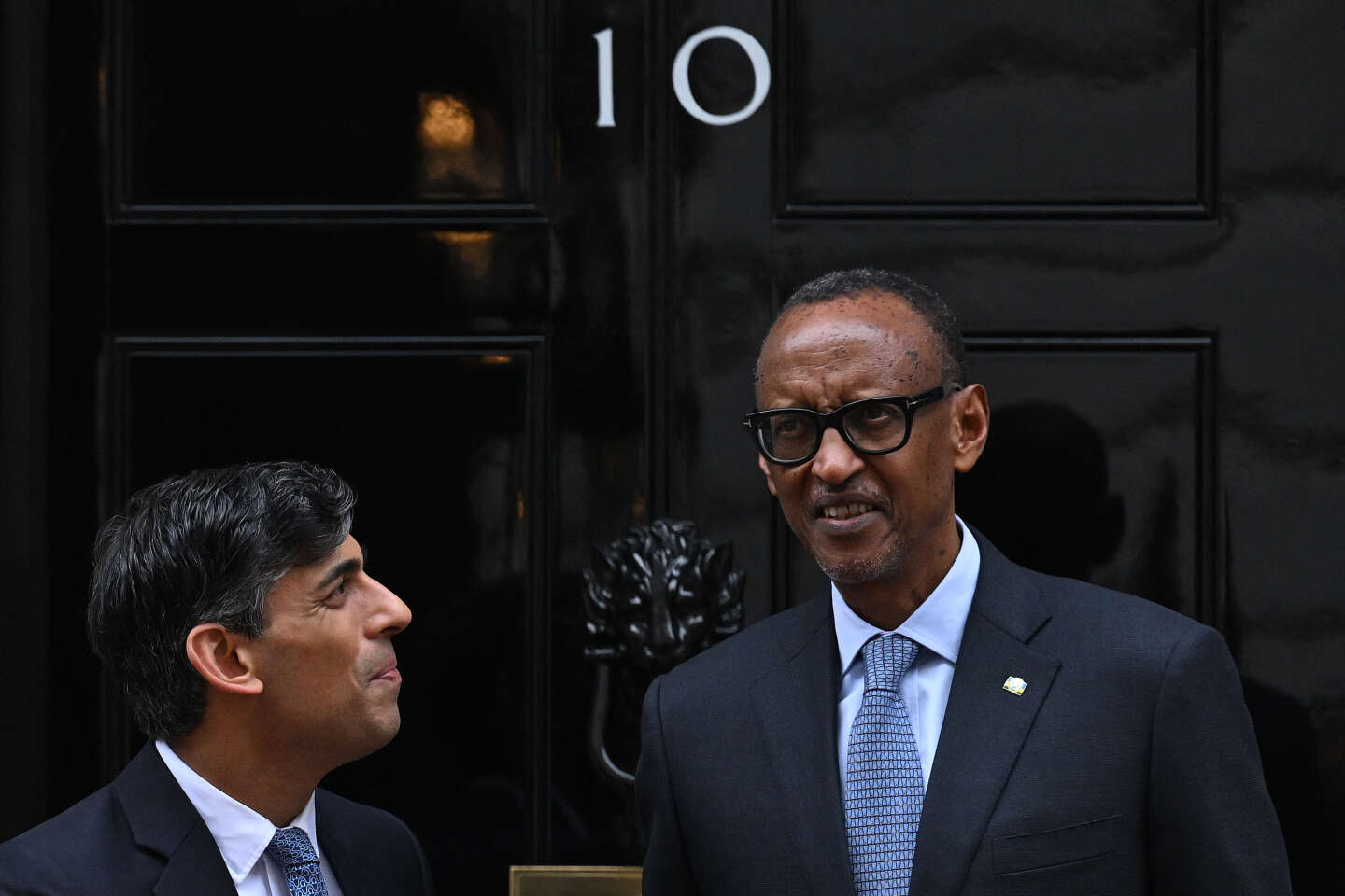 Royaume-Uni : le projet de loi d’expulsion des migrants clandestins vers le Rwanda de nouveau devant le Parlement
