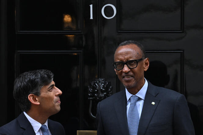 El primer ministro británico, Rishi Sunak (izquierda), con el presidente de Ruanda, Paul Kagame, en las afueras del número 10 de Downing Street en Londres el 9 de abril de 2024.