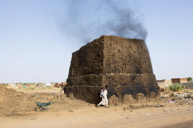 Devant une briqueterie où travaillent des réfugiés soudanais, à Adré, Tchad, le 8 avril 2024.