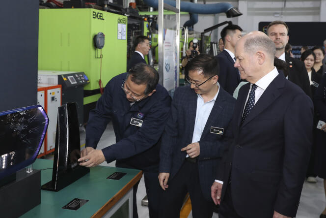 Le chancelier allemand, Olaf Scholz (à droite), visite le centre d’innovation Asie-Pacifique de la société allemande Covestro à Shanghaï (Chine), le 15 avril.