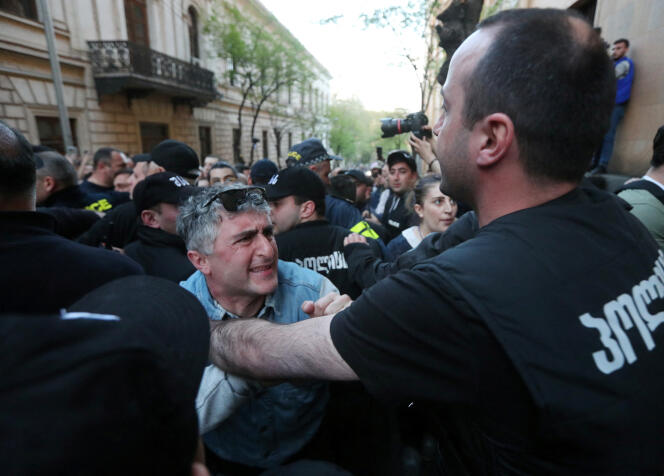 Un manifestant se heurte à des policiers lors d’une manifestation contre le projet de loi sur les « agents étrangers » à Tbilissi, en Géorgie, le 16 avril 2024. 
