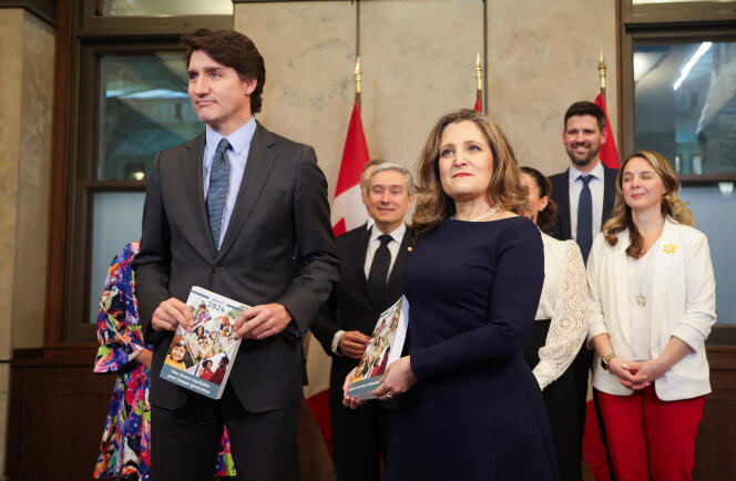 Le premier ministre du Canada, Justin Trudeau, et la ministre des Finances, Chrystia Freeland, tenant entre leurs mains le budget 2024-2025, au Parlement, à Ottawa, Canada, le 16 avril 2024.