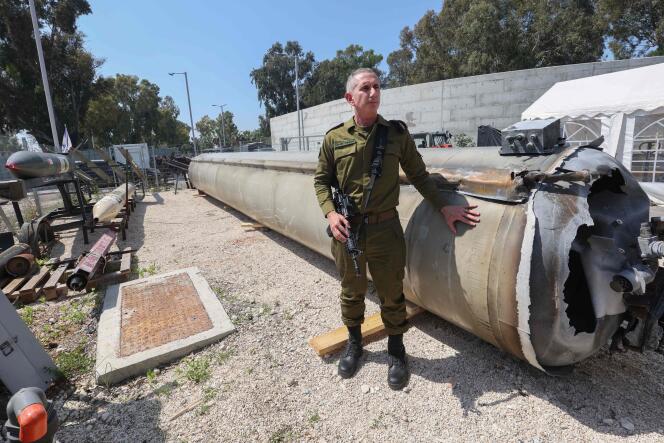 Le contre-amiral Daniel Hagari, porte-parole de l’armée israélienne, à côté d’un missile balistique iranien tombé en Israël le week-end du 13 avril 2024, sur la base militaire de Julis, près de Kiryat Malakhi, dans le sud d’Israël, le 16 avril 2024.