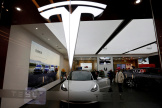 Une voiture Tesla dans une salle d’exposition du fabricant américain de véhicules électriques (VE) à Pékin, en Chine, le 4 février 2023. 