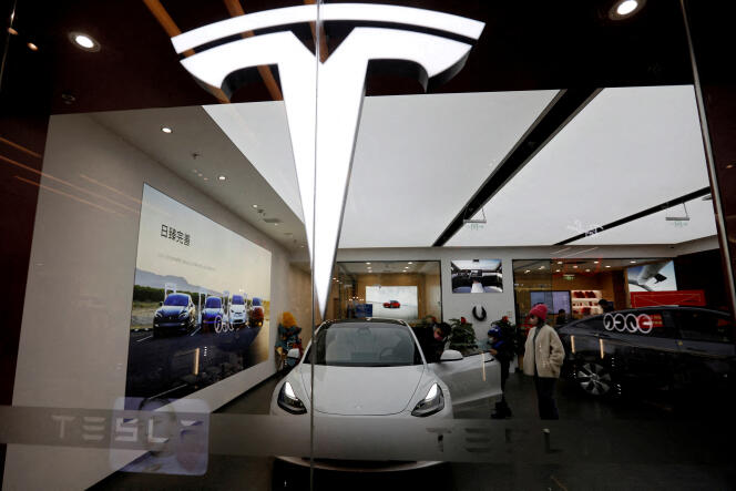 Une voiture Tesla dans une salle d'exposition du constructeur américain de véhicules électriques (VE) à Pékin, en Chine, le 4 février 2023. 