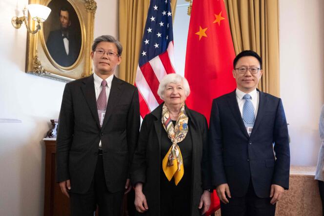 La secrétaire américaine au Trésor Janet Yellen (au centre), le vice-ministre chinois des Finances Liao Min (à droite) et le directeur adjoint de la Banque populaire de Chine Xuan Changneng à Washington, DC, le 16 avril 2024.